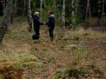 Torgny och Scilla går fram och hälsar på Stina.